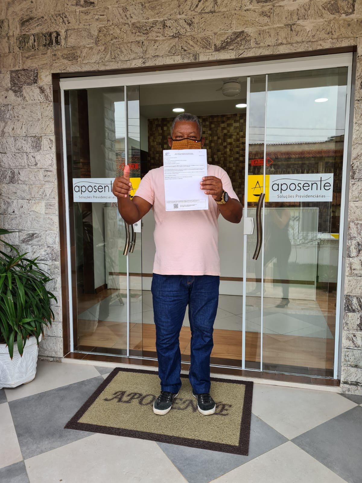 Cliente satisfeito após atendimento no escritório