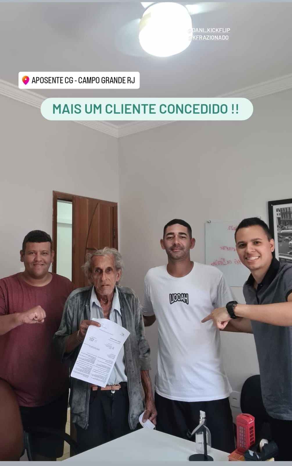 Cliente satisfeito após atendimento no escritório