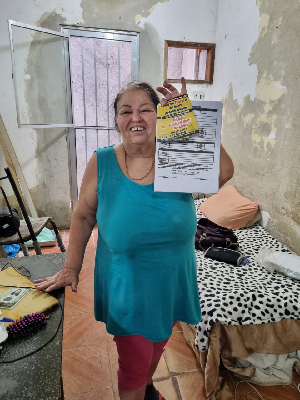 Cliente satisfeito após atendimento no escritório