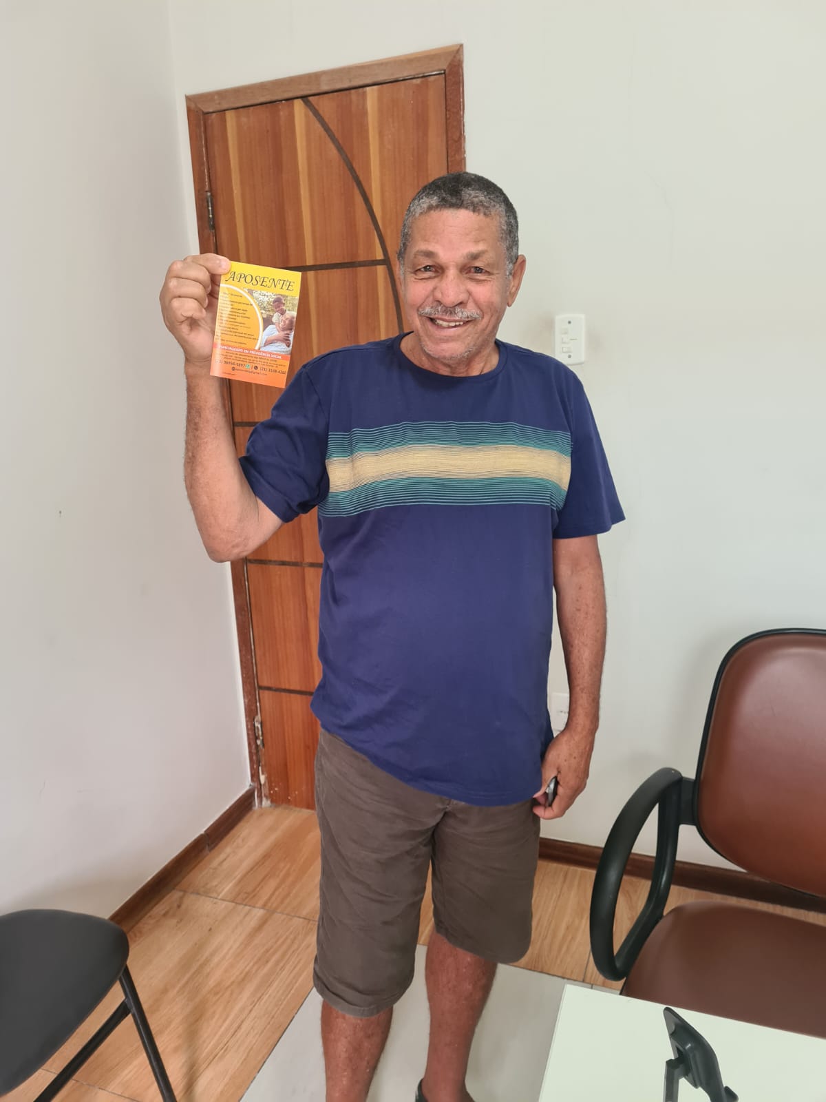 Cliente satisfeito após atendimento no escritório