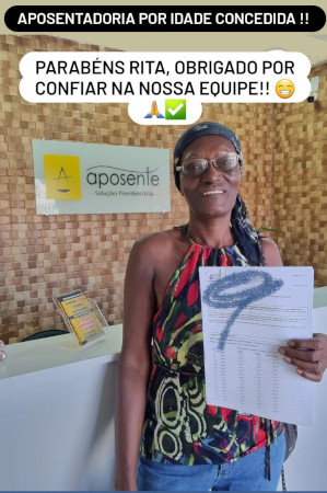 Cliente satisfeito após atendimento no escritório