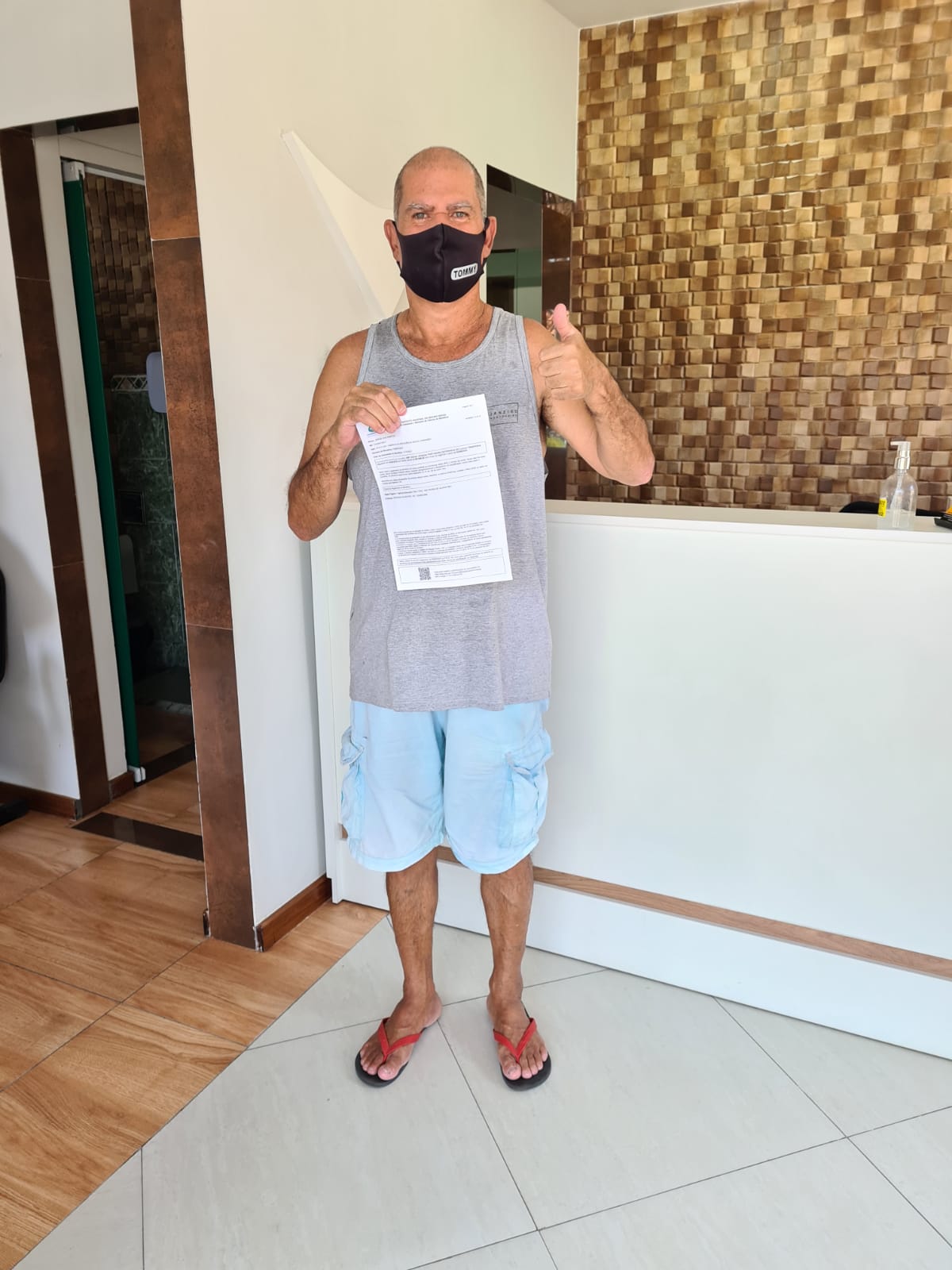 Cliente satisfeito após atendimento no escritório