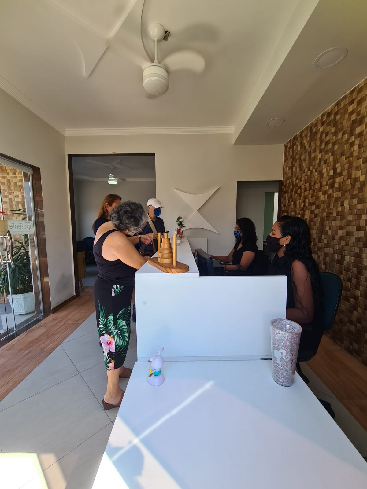 Cliente satisfeito após atendimento no escritório