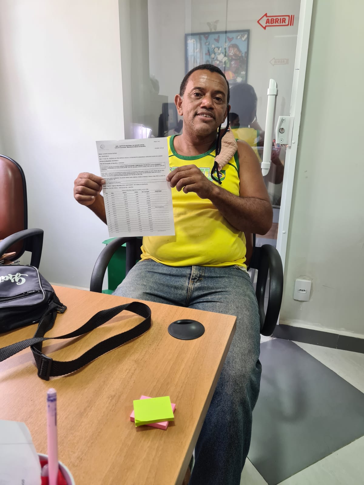 Cliente satisfeito após atendimento no escritório