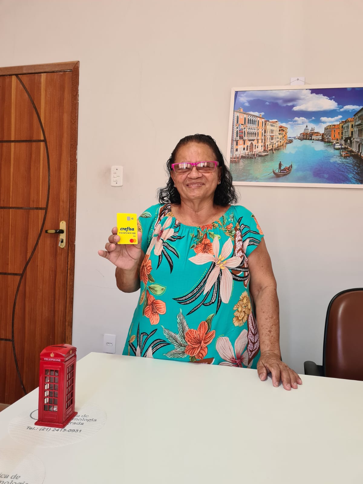 Cliente satisfeito após atendimento no escritório