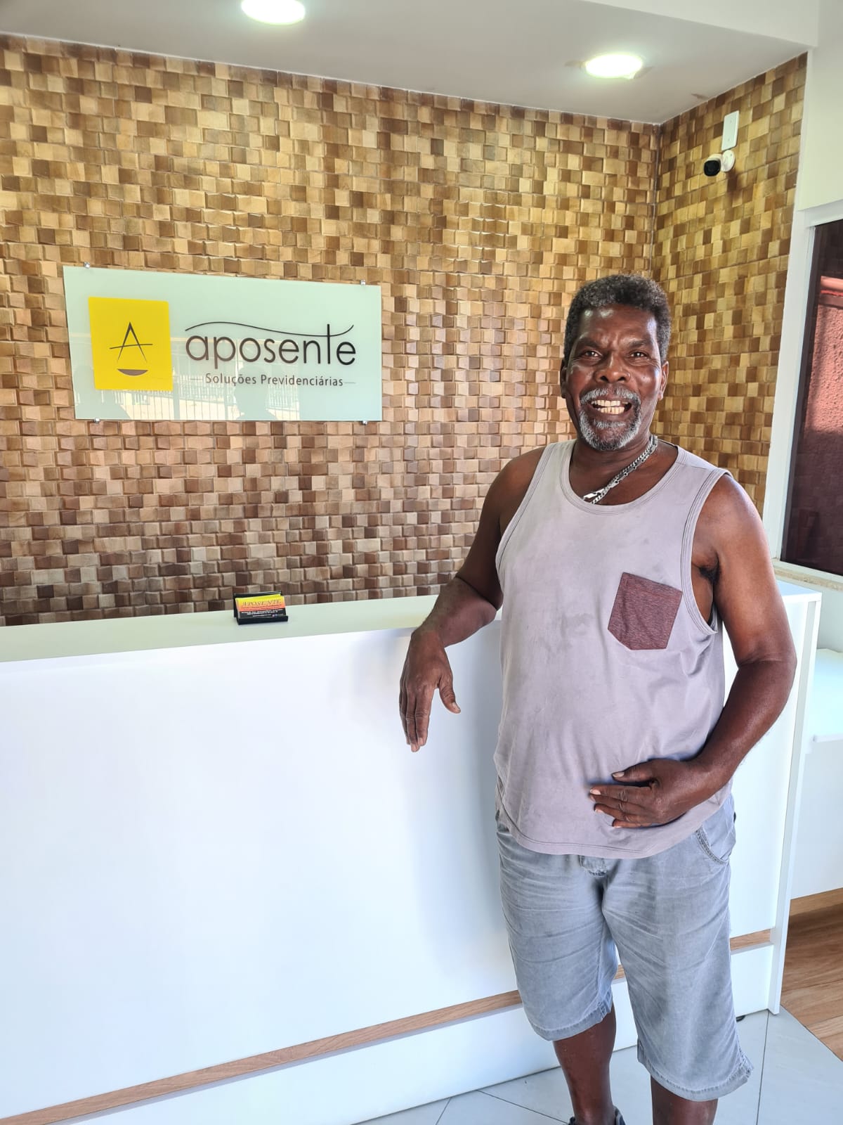 Cliente satisfeito após atendimento no escritório